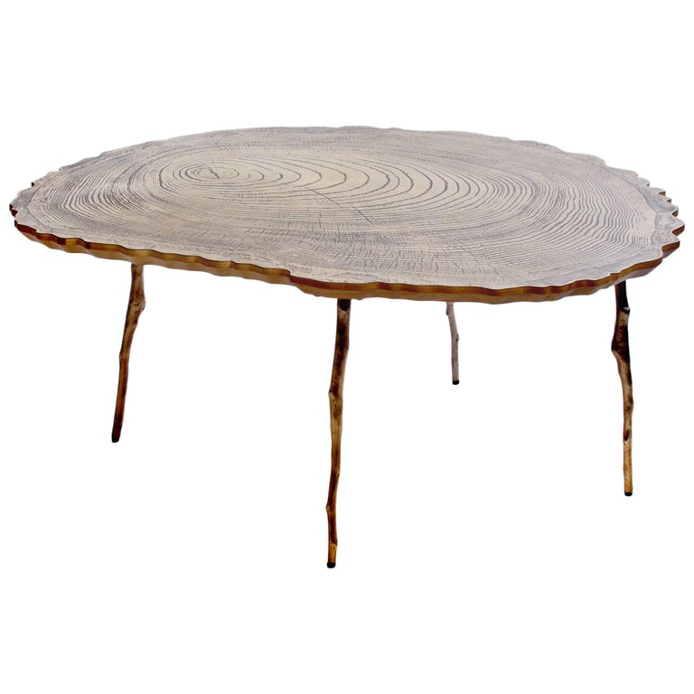 Table basse cintrée avec anneaux d'arbre en bronze et chêne stratifié de  Sharon Sides En vente sur 1stDibs