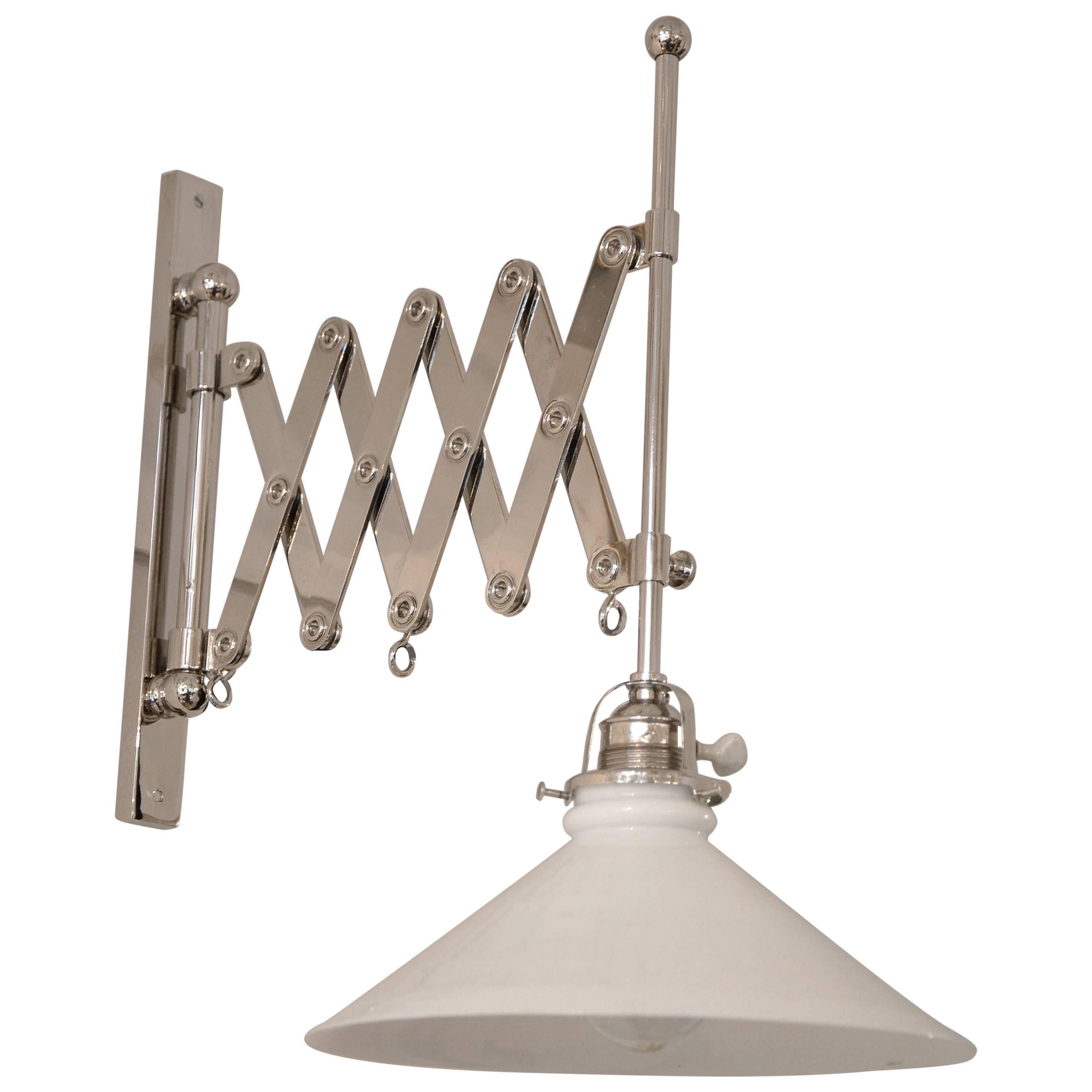 Verstellbare vernickelte Art-Déco-Wandleuchte mit Opalglas, 1920