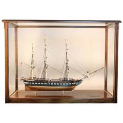 Modèle de bateau de la Constitution des États-Unis en fer forgé ancien dans un coffret d'exposition