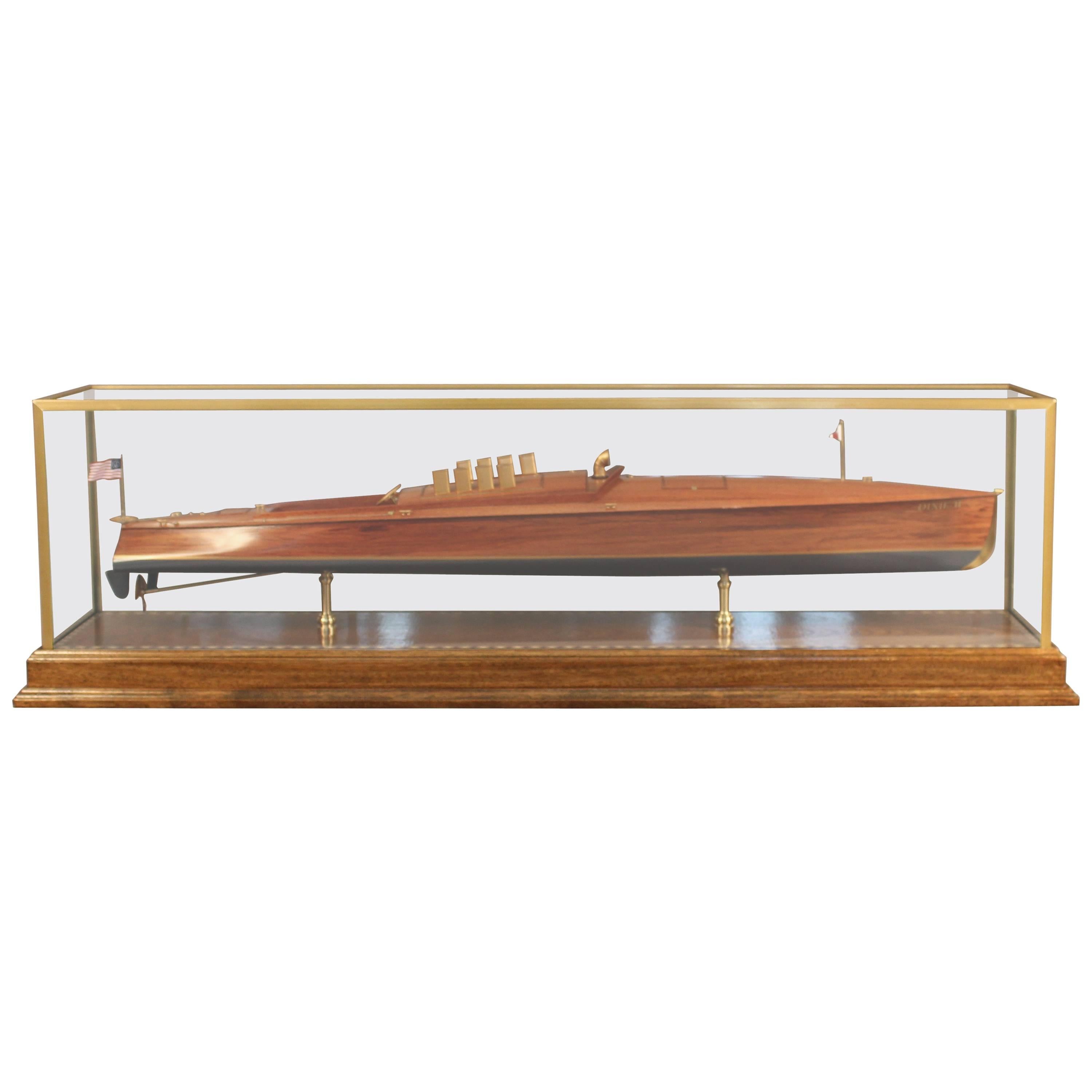 Modèle Speeboat Dixie II en verre dans un coffret d'exposition