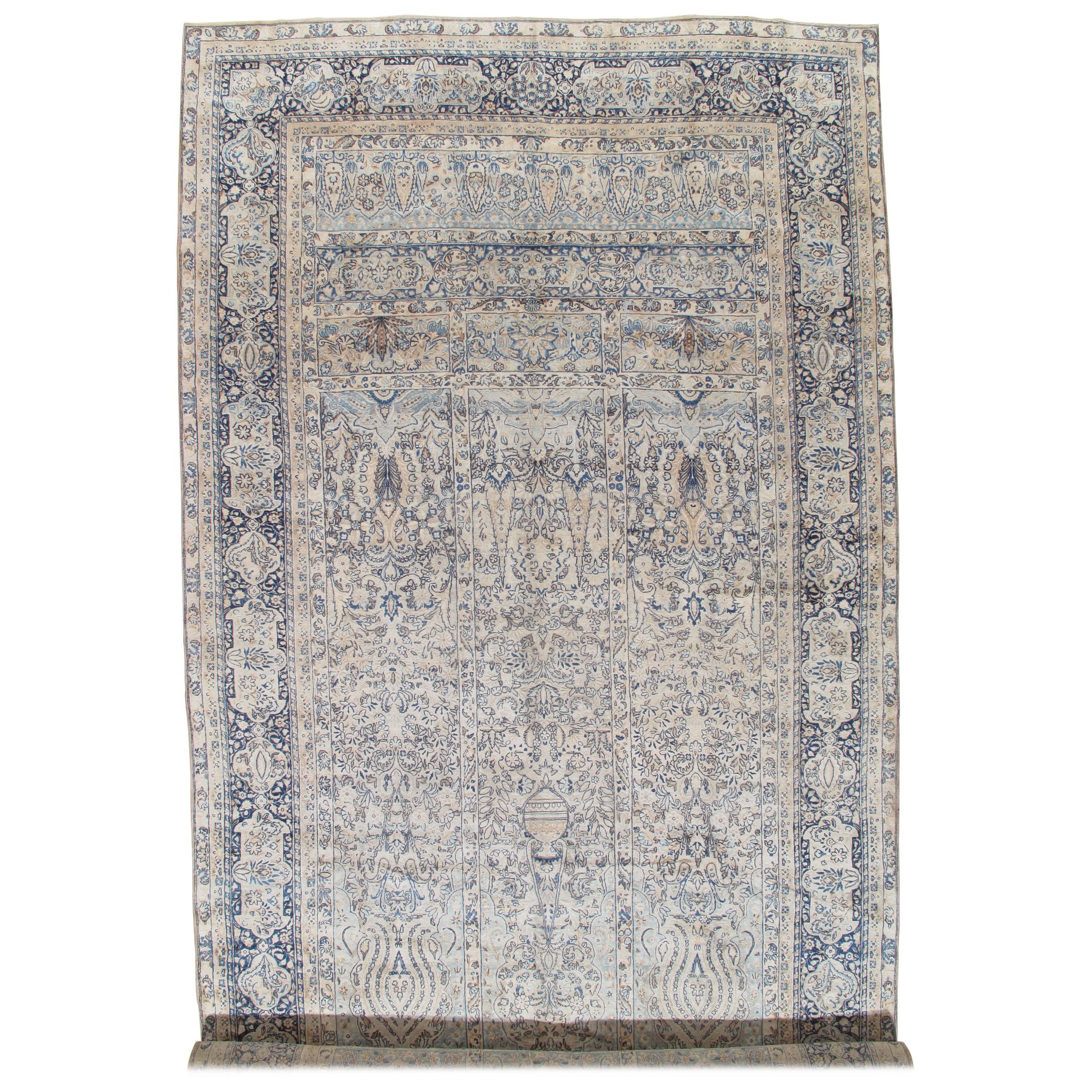 Antiker persischer Lavar Kerman Orientalischer Teppich, handgefertigter persischer Teppich, elfenbeinfarben, blau im Angebot
