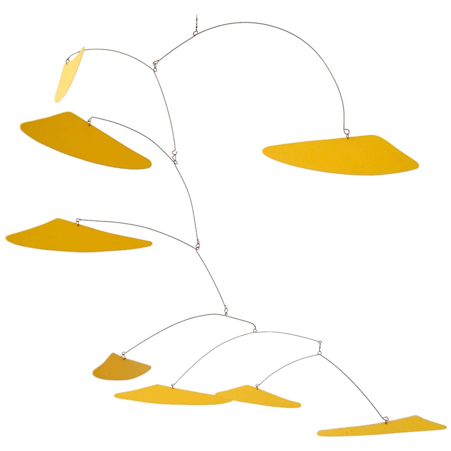 Vieux mobile jaune style Alexander Calder