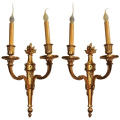Élégante paire d'appliques néoclassiques Caldwell en bronze doré à deux bras avec plateau en forme de flamme