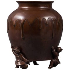 Vase en bronze des Japonais avec des figures de Kariko ou d'enfants en forme de jambes