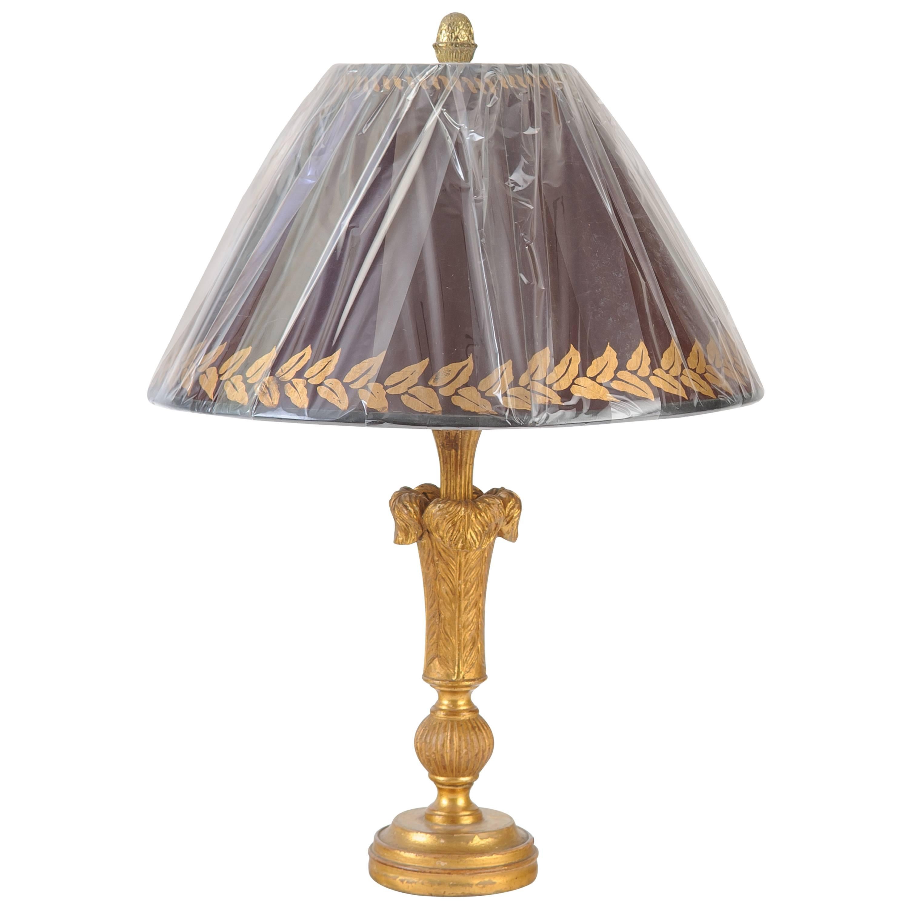 Lampe Borghese dorée avec base à colonne avec plumes et cannelures en vente