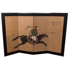 Paravento giapponese di fine Ottocento a quattro pannelli con figura di samurai a cavallo