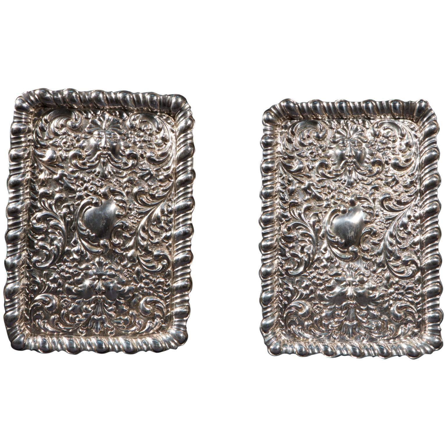 Pareja de bandejas inglesas antiguas de plata para tarjetas personales en venta
