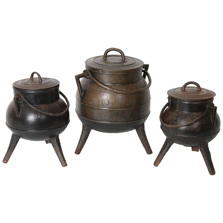 Set of Three Spanish Cast Iron Pots or Cauldrons For Sale at 1stdibs