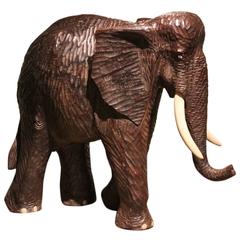 Überdimensionaler geschnitzter Holz-Elefant
