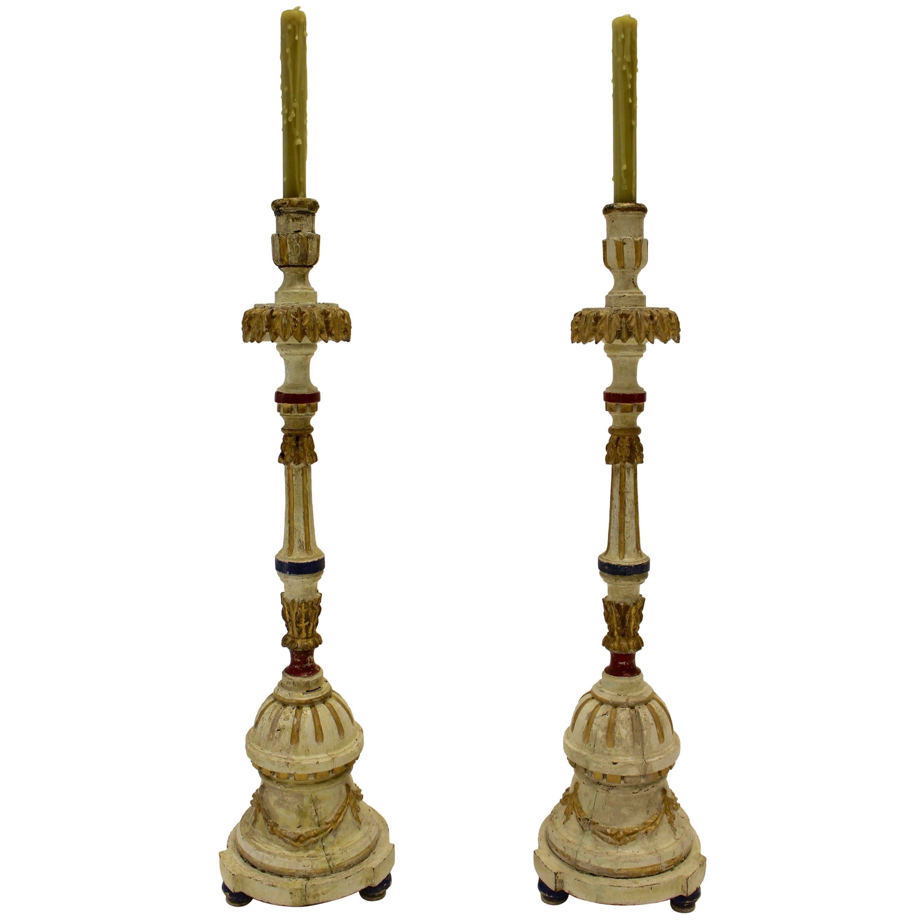 Paar italienische cremefarbene und polychrom verzierte Pricket-Kerzenleuchter aus dem 19. Jahrhundert