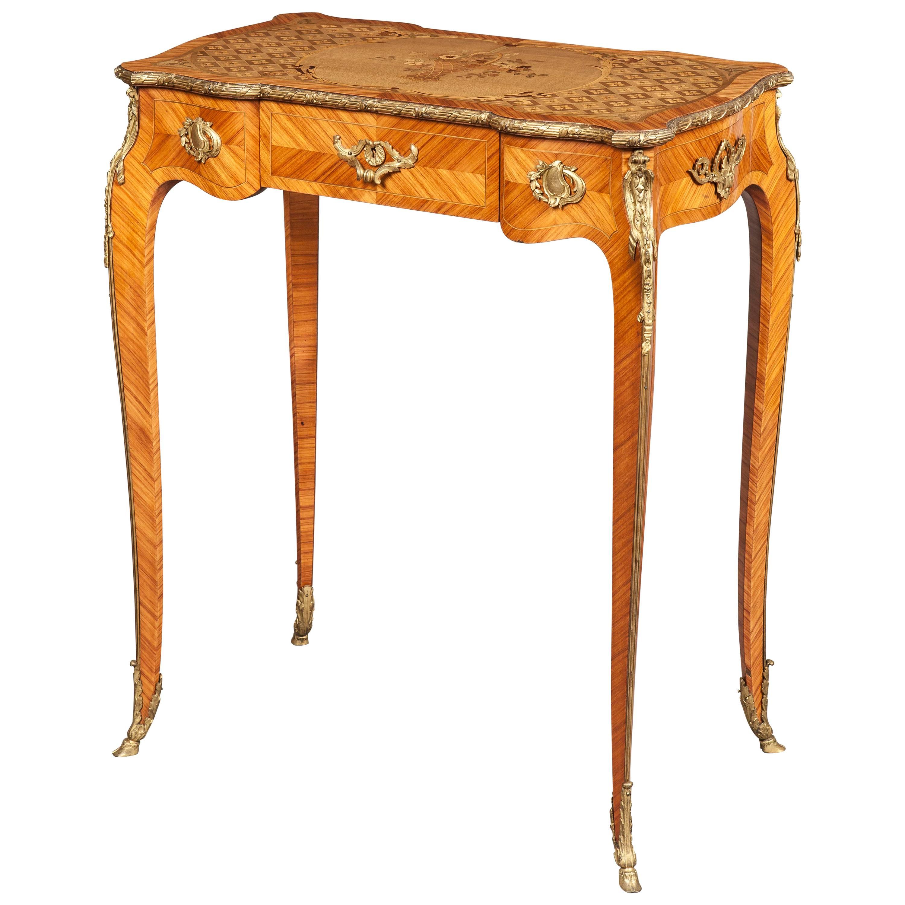 Geblümte Intarsien und vergoldete Bronze, Tisch aus dem 19. Jahrhundert im Angebot