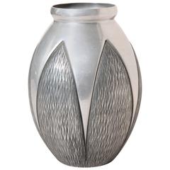 Vase Art Déco français Rene Delavan en aluminium martelé à la main