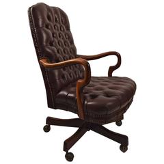 Fauteuil en cuir touffeté pivotant et inclinable