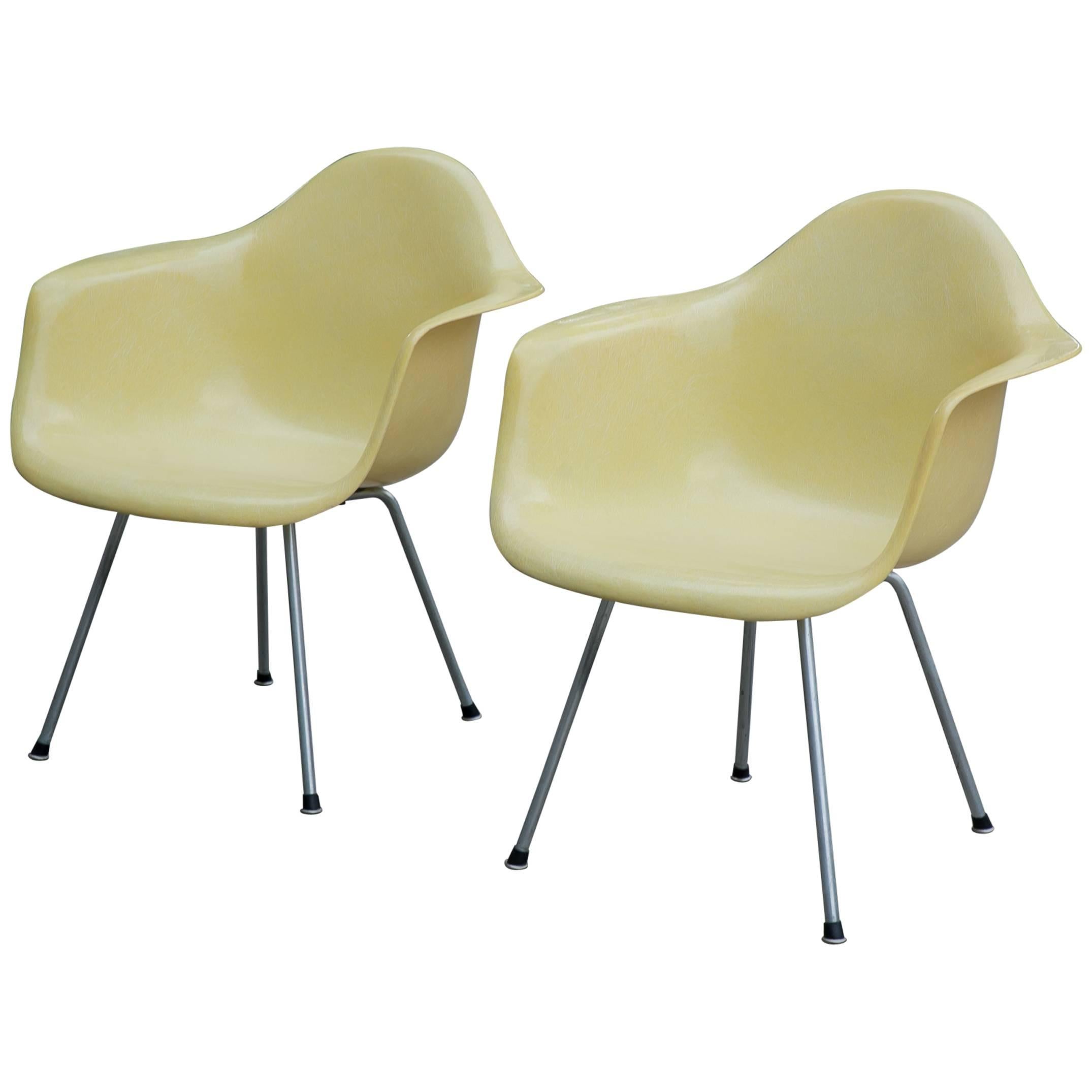 Early Pair of Eames Transitional Zenith Style Fiberglass Lounge Chairs For Sale