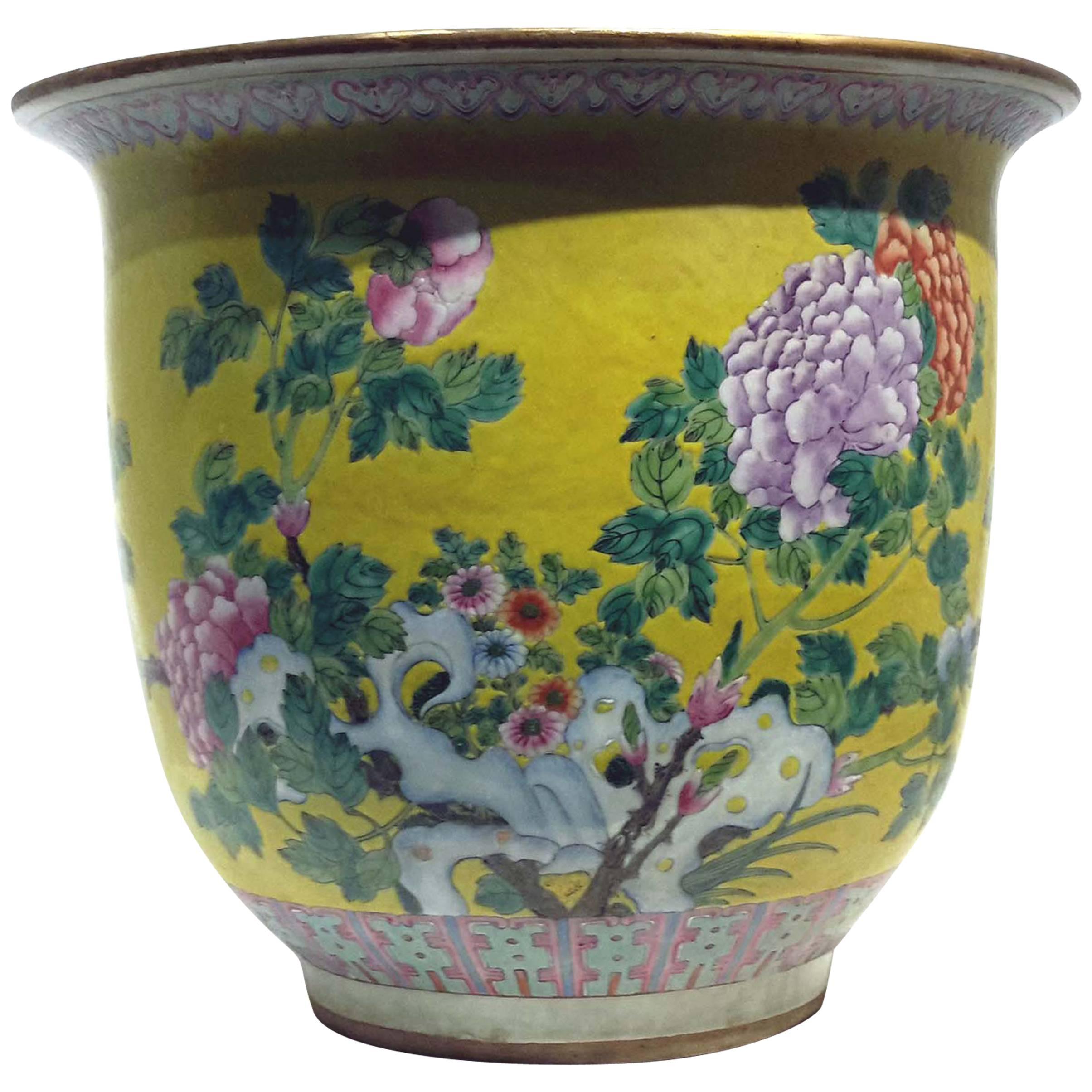 Large Qing Dynasty Chinese Famille Rose Porcelain Planter. 19th Century