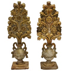 paire de retables italiens en forme d'urne en bois sculpté et doré du 18ème siècle