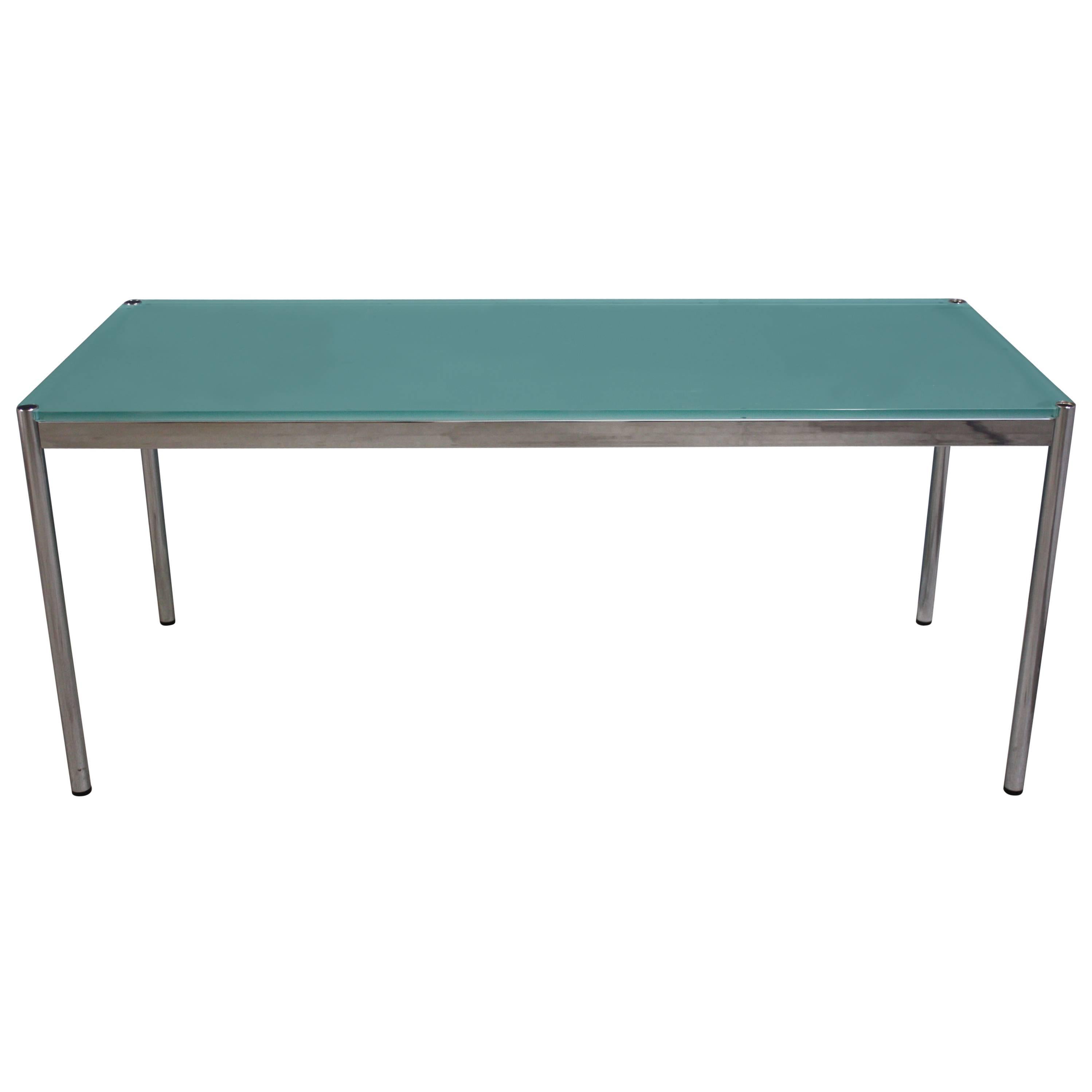 Minimalistisches Design: Tisch aus verchromtem Stahl und Glas von USM Haller. Zustand fast neu.
Zeitloses, elegantes und klassisches Design made in Switzerland 
