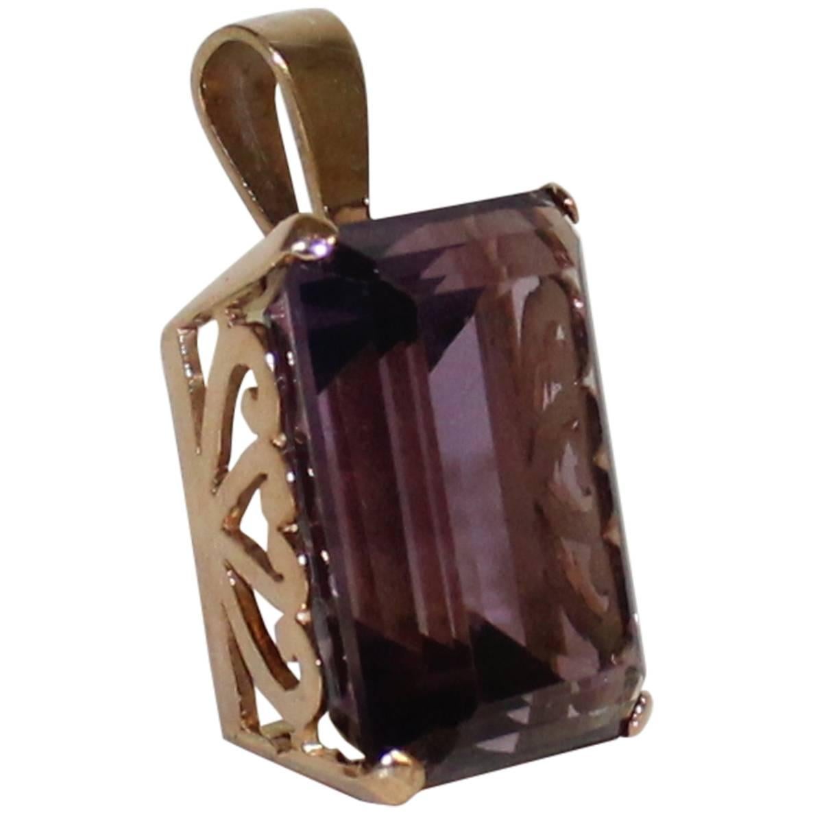 14-Karat Gold and Amethyst Ladies Necklace Pendant For Sale