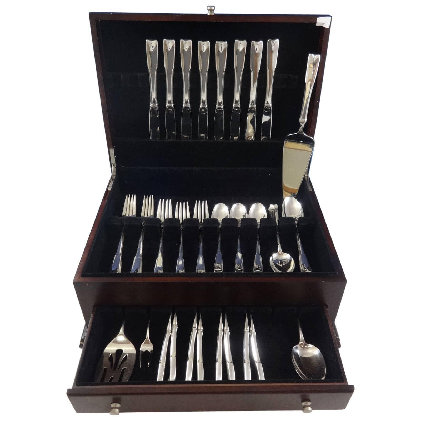 Exquisite colonial theme by Lunt sterling silver flatware set of 52 pieces. This set includes:

Eight knives, 9