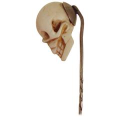 Épingle Memento Mori montée avec un grand crâne japonais sculpté en peau d'ange en corail