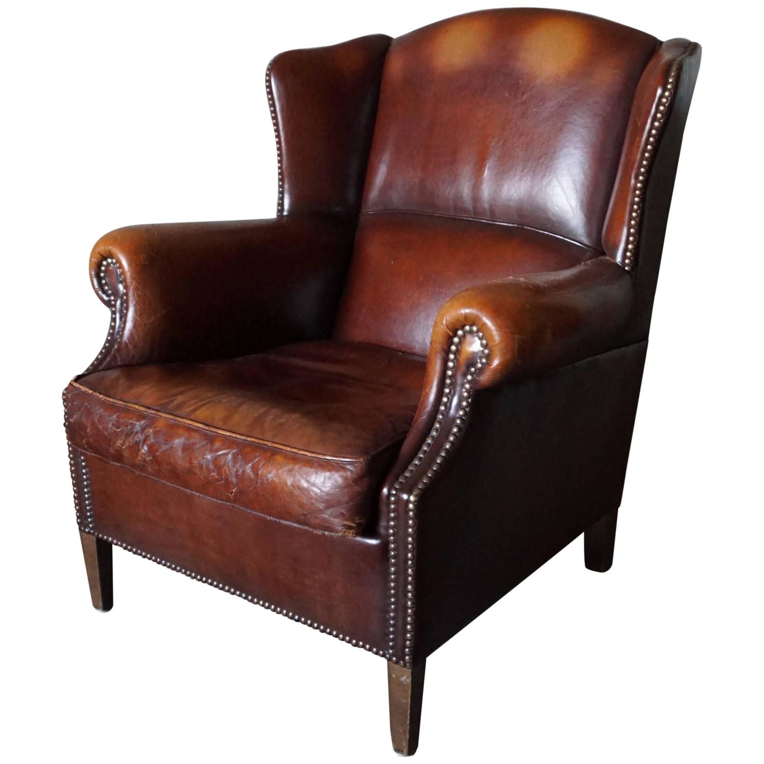 Как будет по английски кресло. Винтажное кожаное кресло 1950. Кресло кожаное с деревянными подлокотниками. Кресло из дерева с подлокотниками. Кожаное кресло вид сбоку.