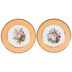 Paire de plats de Sèvres peints à la main avec des bouquets de fleurs réalisés vers 1814-1824