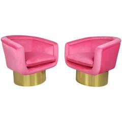 Fauteuils de salon pivotants en velours rose avec bases en bronze poli:: 1970