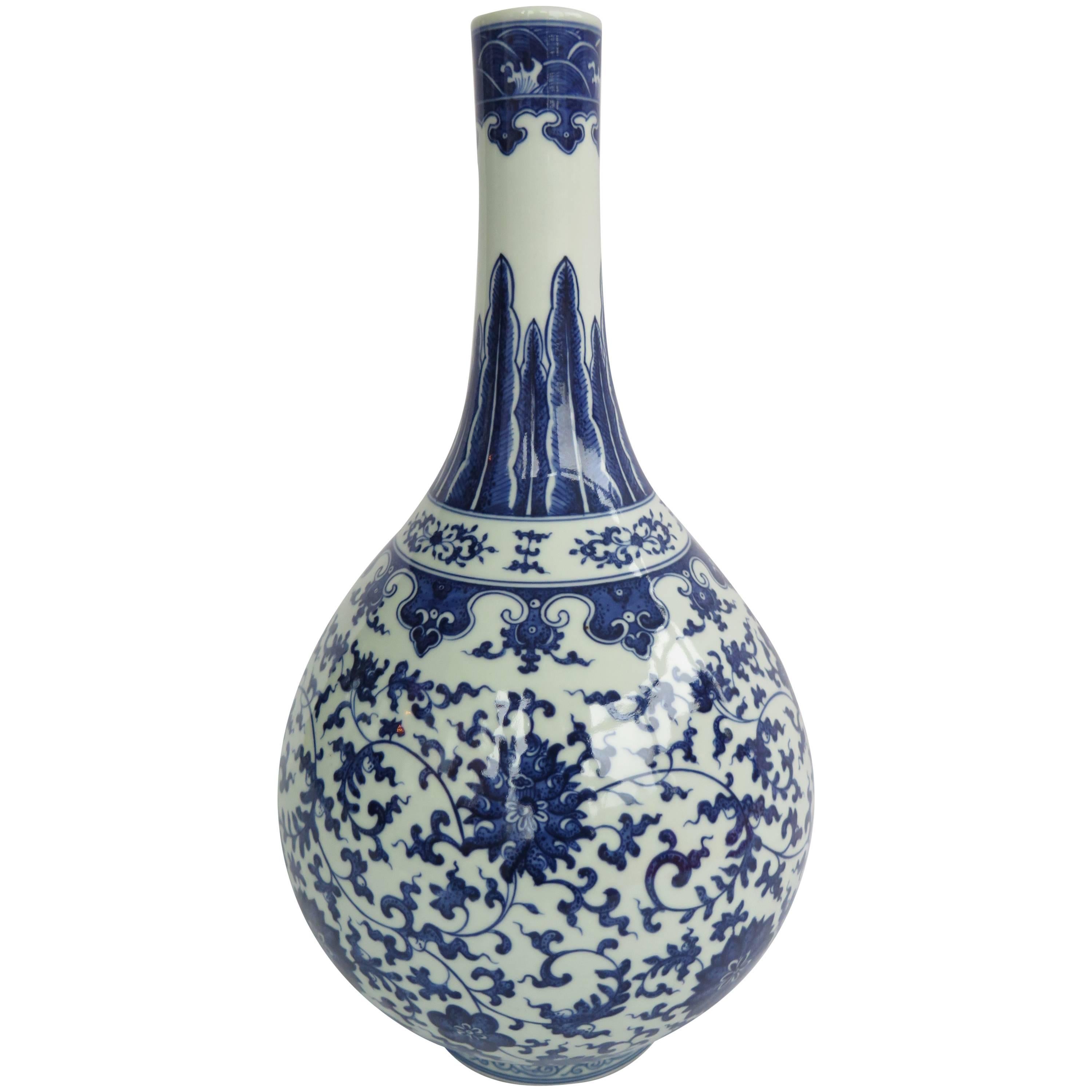 vase à bouteille bleu et blanc:: chinois du 19ème siècle:: en porcelaine:: marque Qing-Qianlong