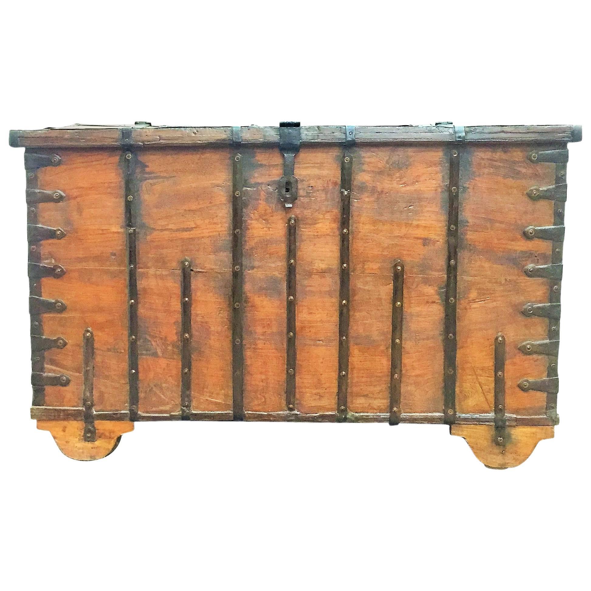 Seltener Eichenholz-Koffer / Truhe aus dem 17. Jahrhundert