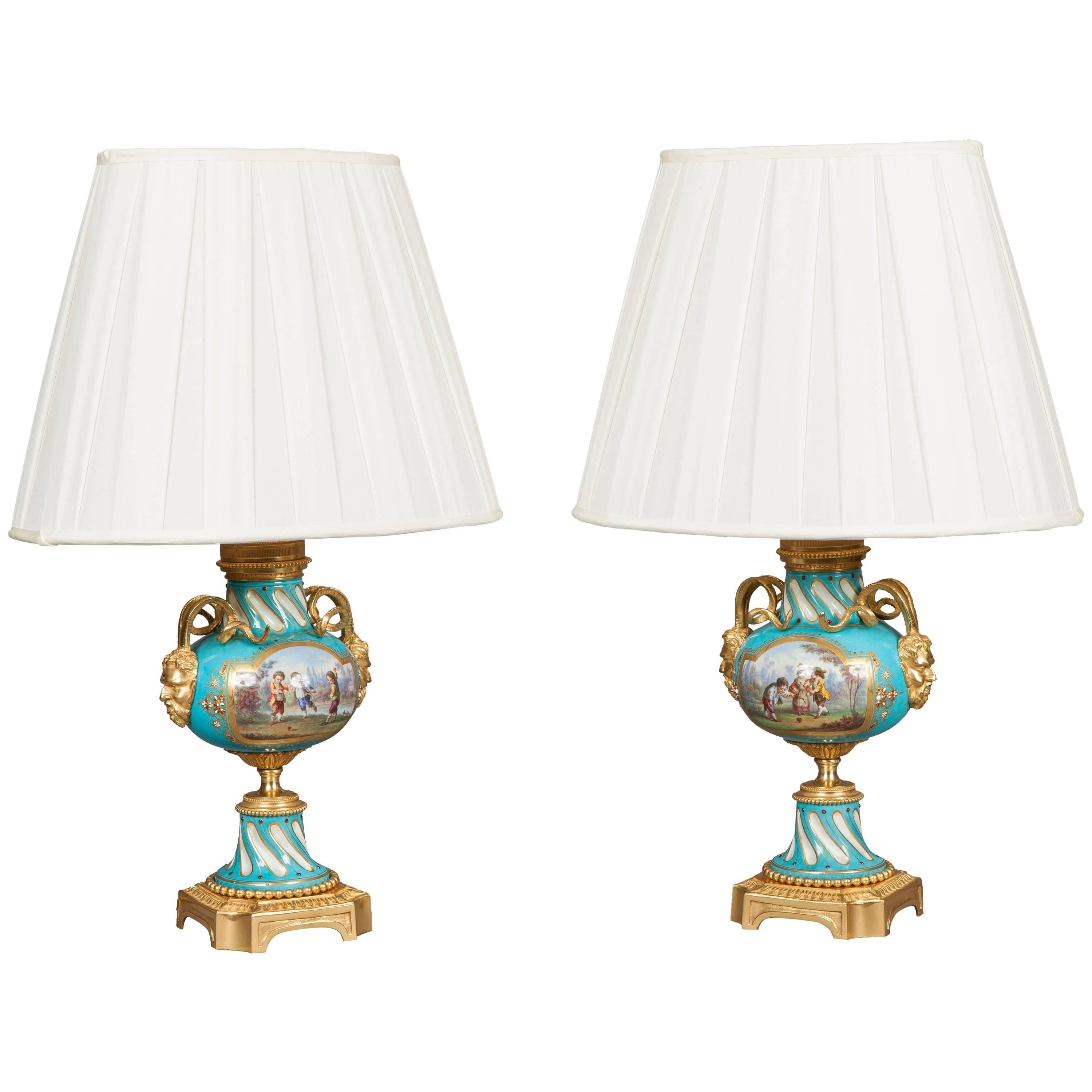 Paire de lampes françaises en porcelaine de Sèvres, dorées et bleues