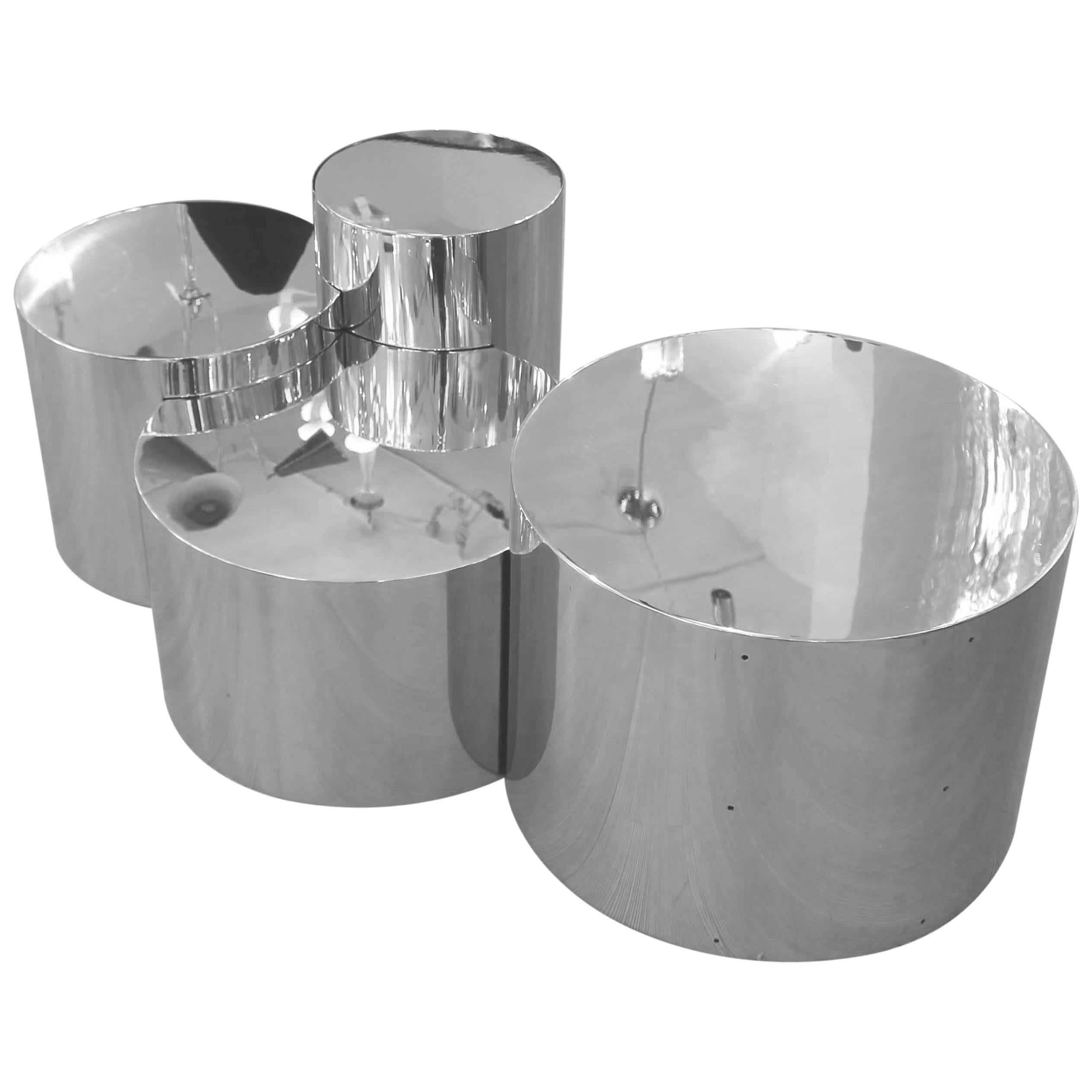Der Tisch Geometria: Cerchi #4 hebt die minimalistische Form des Zylinders hervor, indem er sie miteinander verbindet und überlappt, um ein sehr skulpturales Stück zu schaffen. Abgebildet in poliertem Stahl mit vier Zylindern.

Anpassungsoptionen: