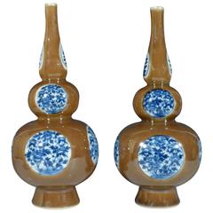 Antique Pair of Chinese Export Batavia-Ware and Underglaze Blue Double Gourd Vases