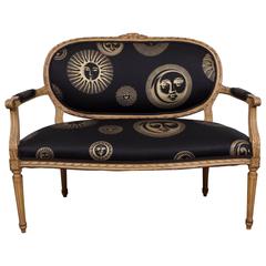 canapé de style Louis XVI du 19e siècle avec tissu Fornasetti noir et or