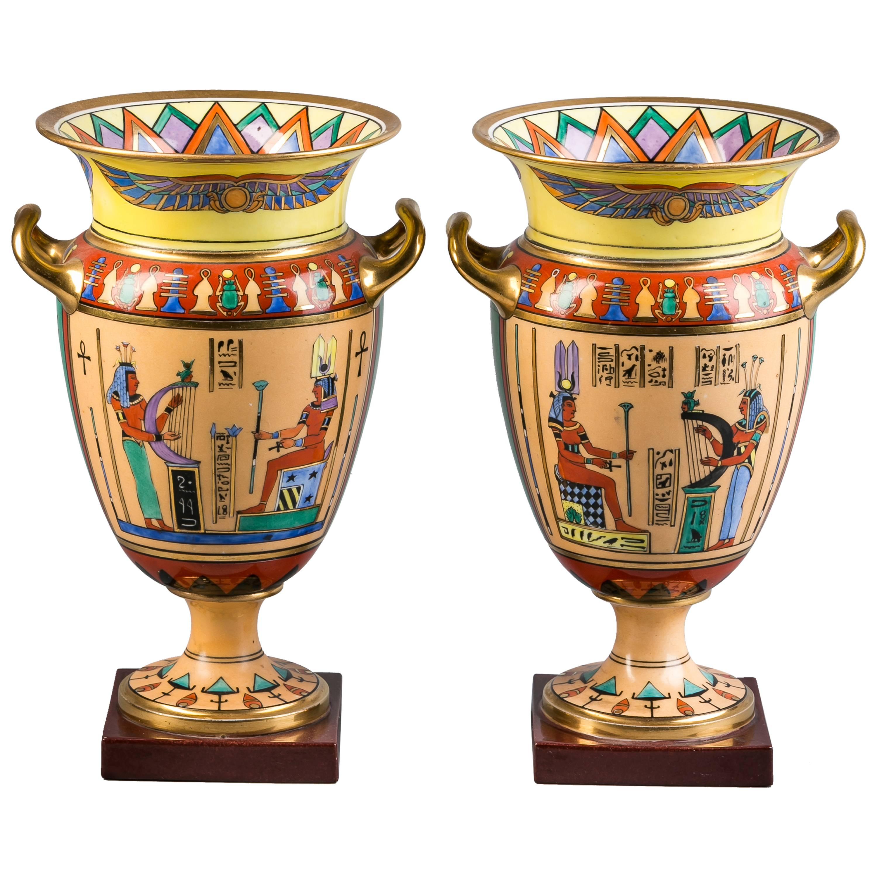 Paire de vases en porcelaine de Paris à motif égyptien, vers 1860 en vente