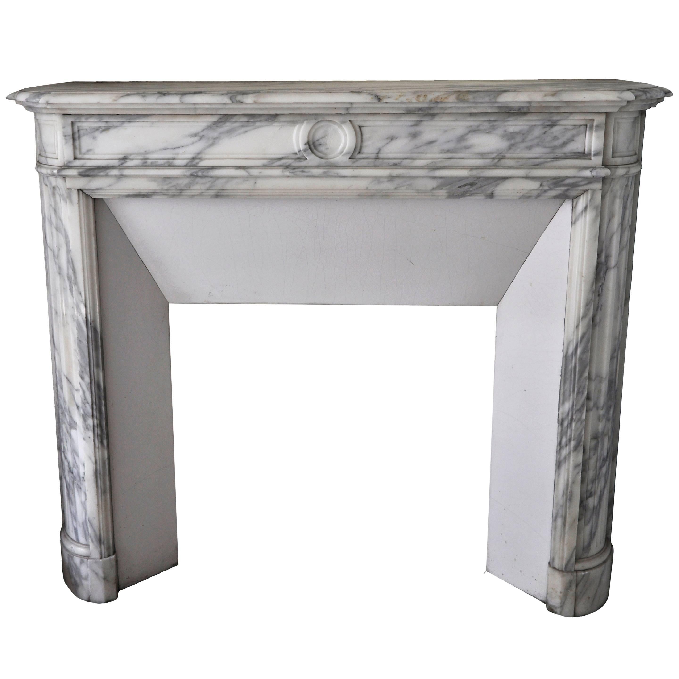 Antique Louis XVI style fireplace in Arabescato marble with round corners For Sale