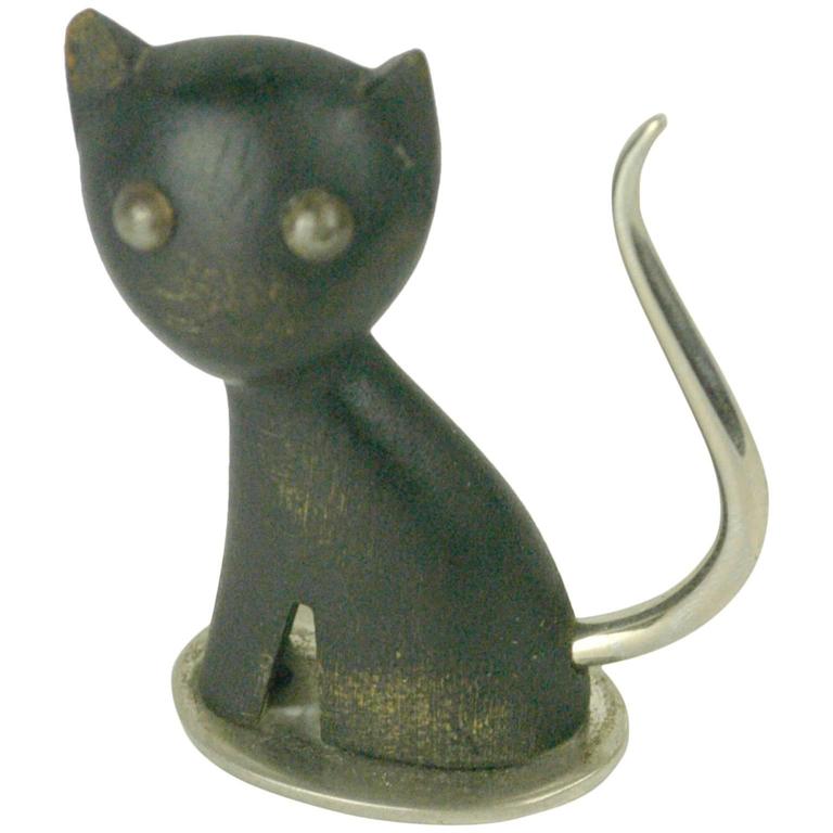 small cat statue