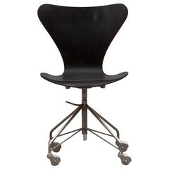 Arne Jacobsen Swivel Chair in black