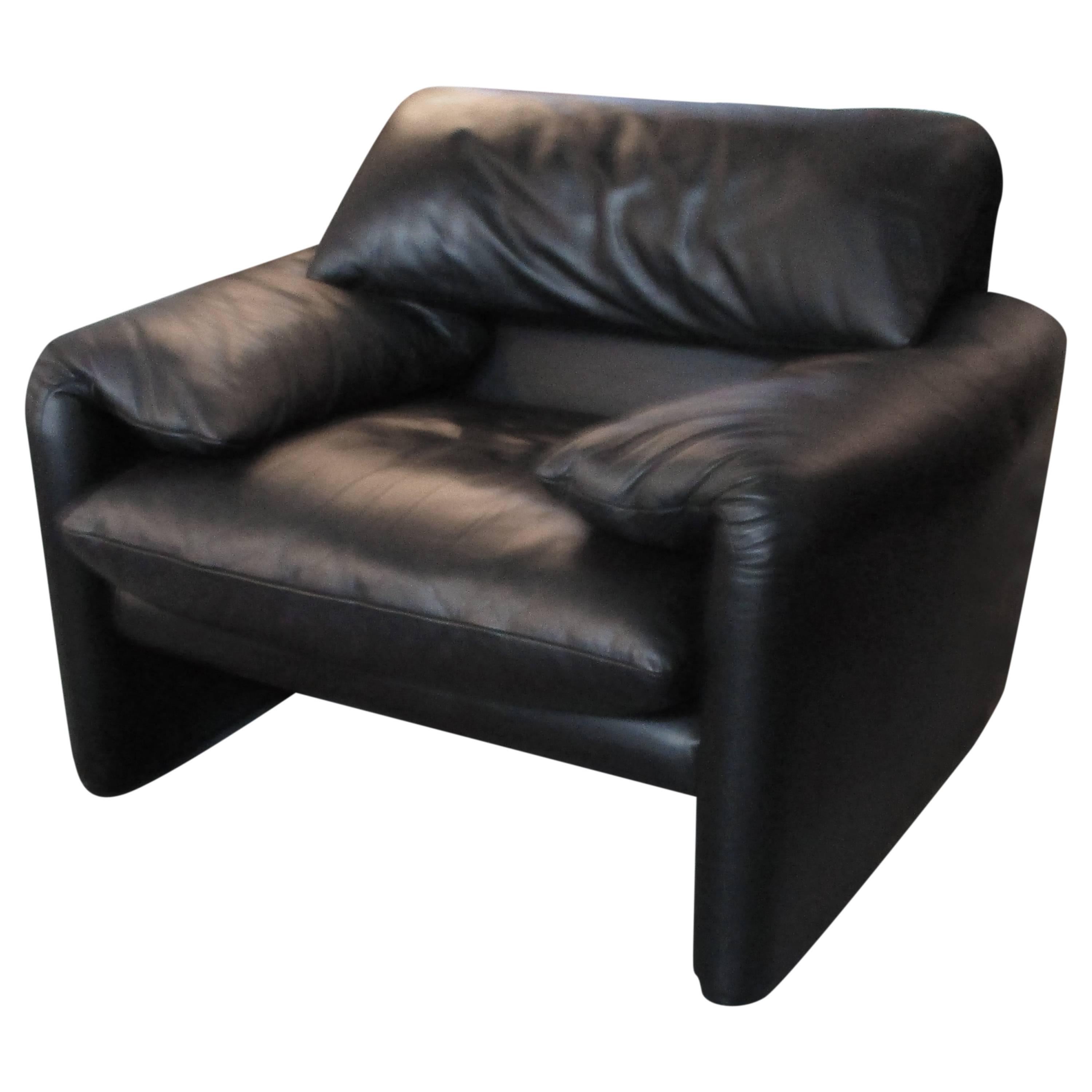 Maralunga Armchair by Vico Magistretti in Black Leather for Cassina For Sale