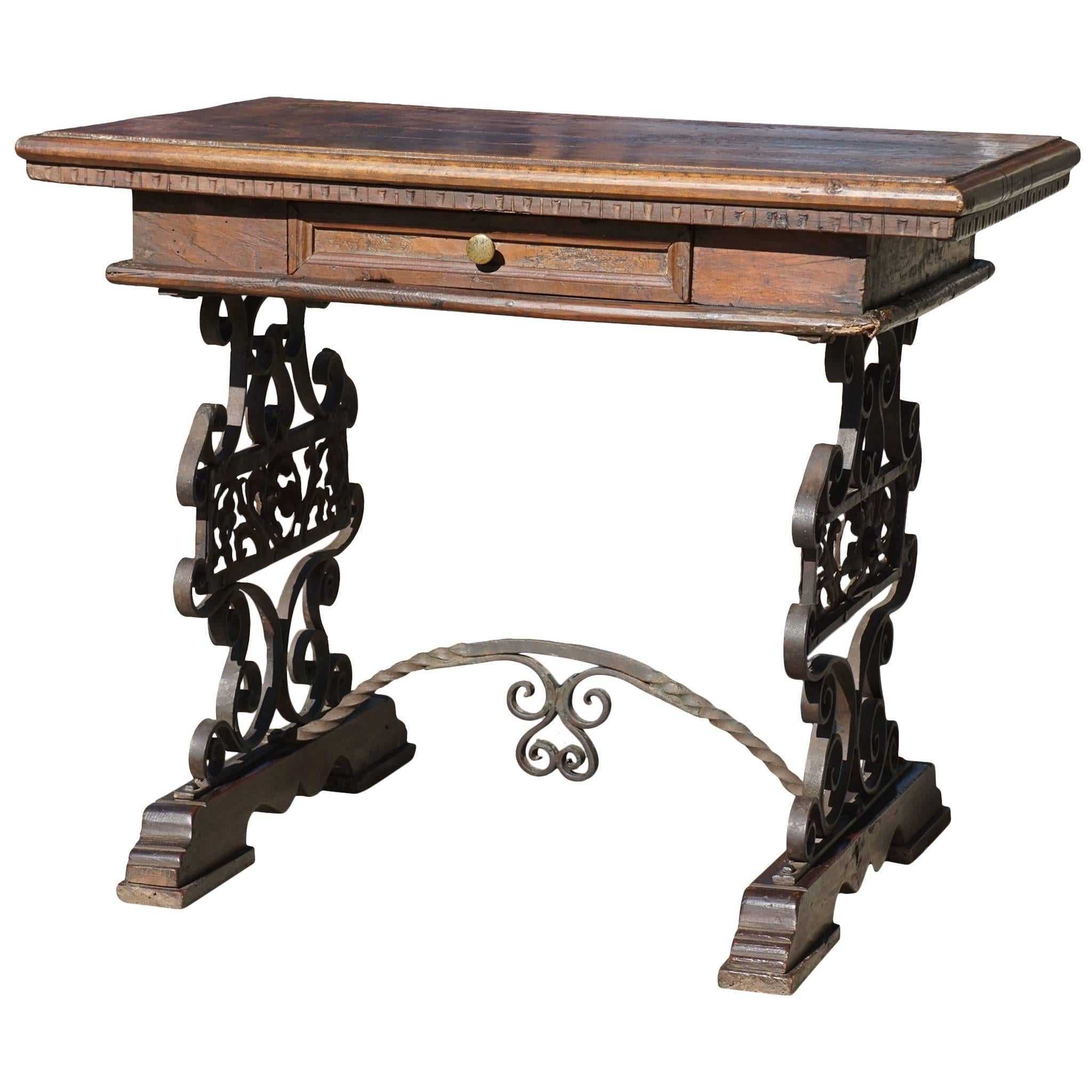  Niedriger Tisch aus italienischem Nussbaum und handgeschmiedetem Eisen aus dem späten 19. Jahrhundert
