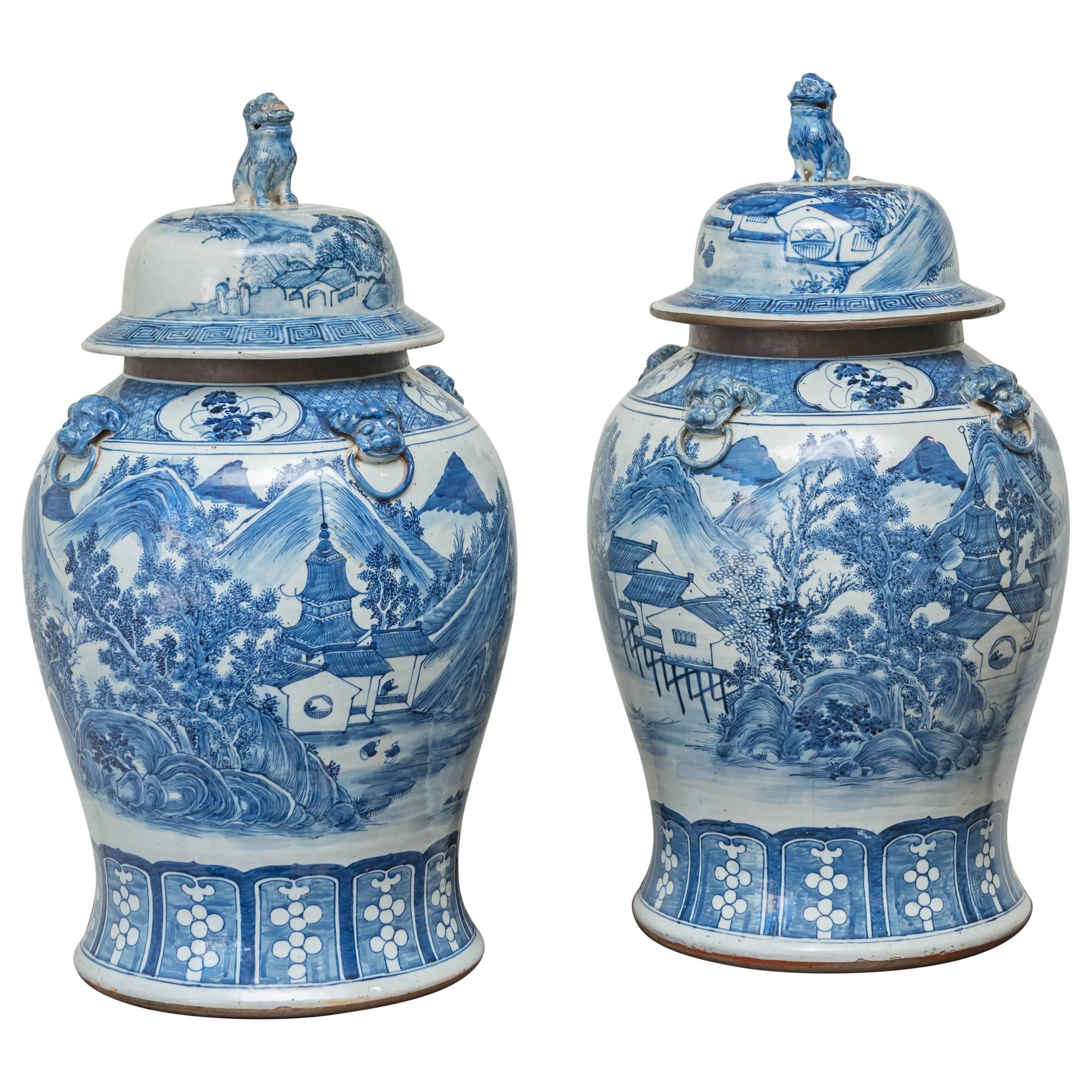 Paar chinesische blau-weiße Porzellan-Deckelgläser aus dem 19. Jahrhundert, um 1825 im Angebot