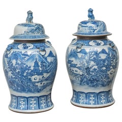 Pareja de jarras de tapa de porcelana china azul y blanca del siglo XIX, hacia 1825