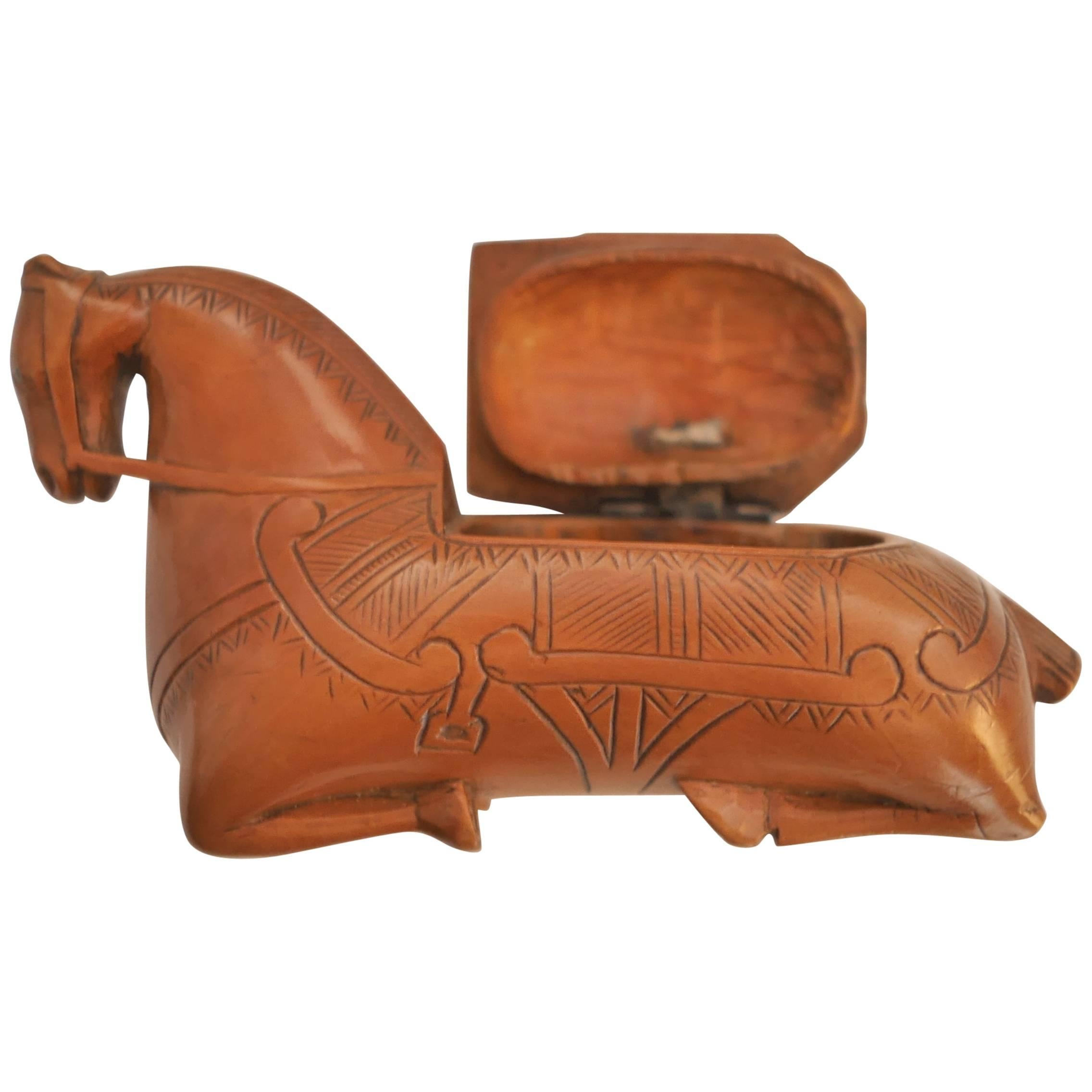 Beautiful little carved boxwood snuffbox, featuring a horse with a very soft polish and precisely engraved details all-over the back and the saddle, that acts as a lid. 

Inhaling snuff, or snuffing, as it is also called, was first witnessed by a