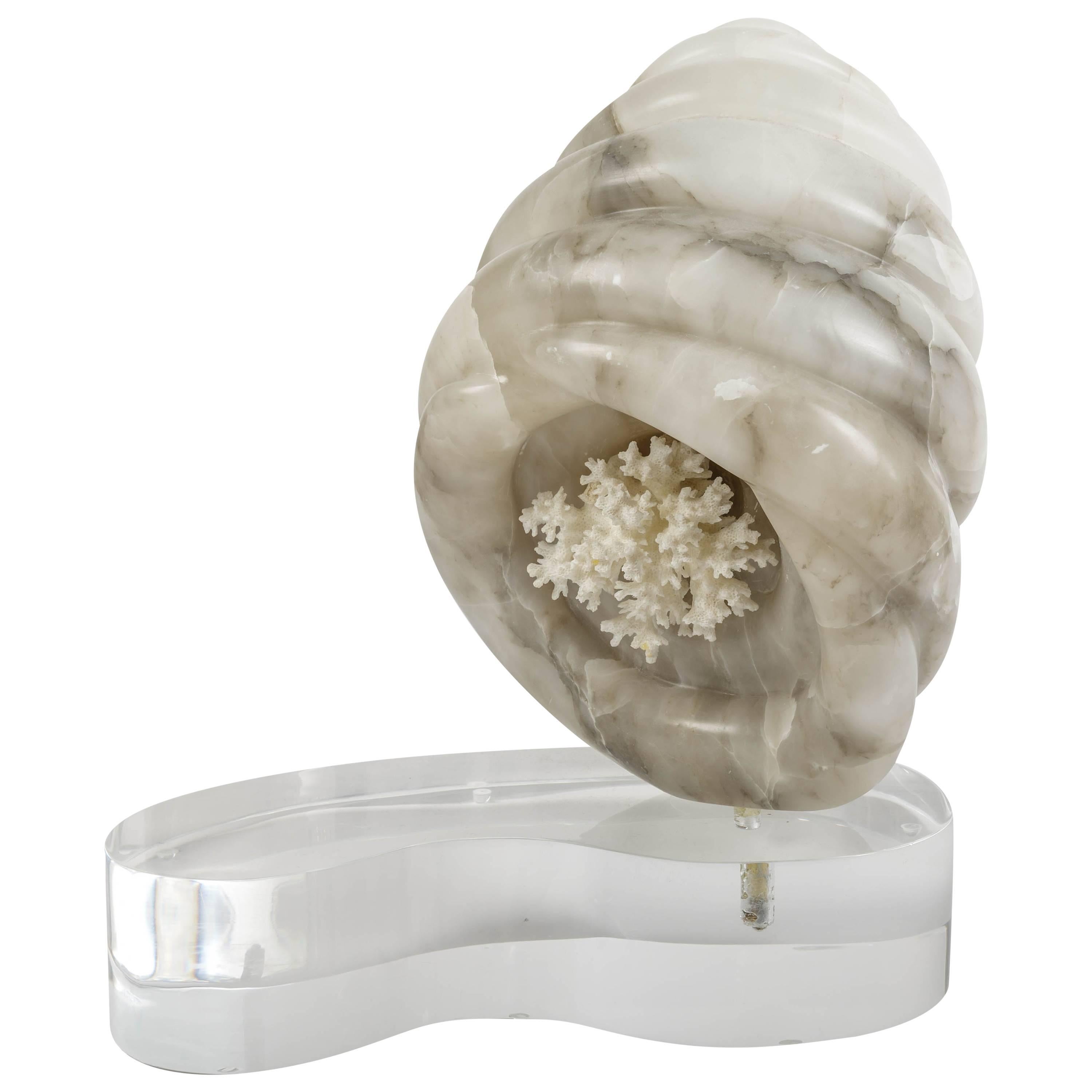 Escultura en forma de concha de mármol sobre base de lucita con interior de coral