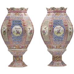 Paire de lanternes chinoises en porcelaine de la famille Rose:: 19ème et 20ème siècle