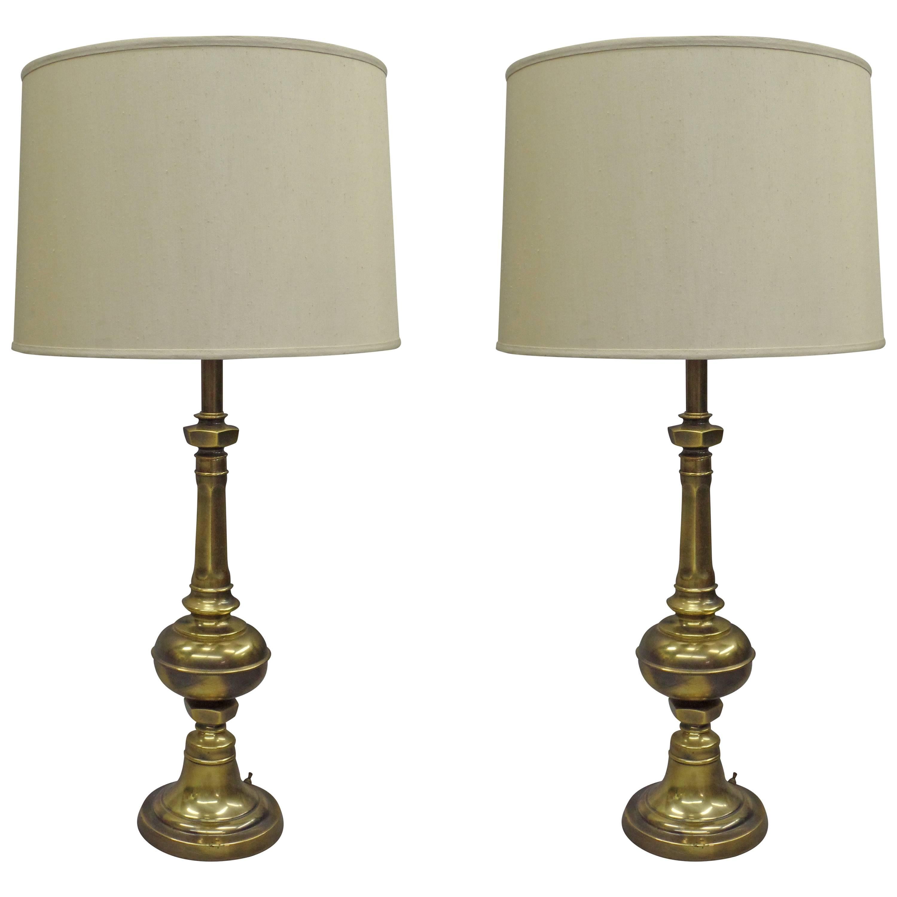 Pair of British Mid-Century Modern Neoclassical Brass Baluster Table Lamps For Sale