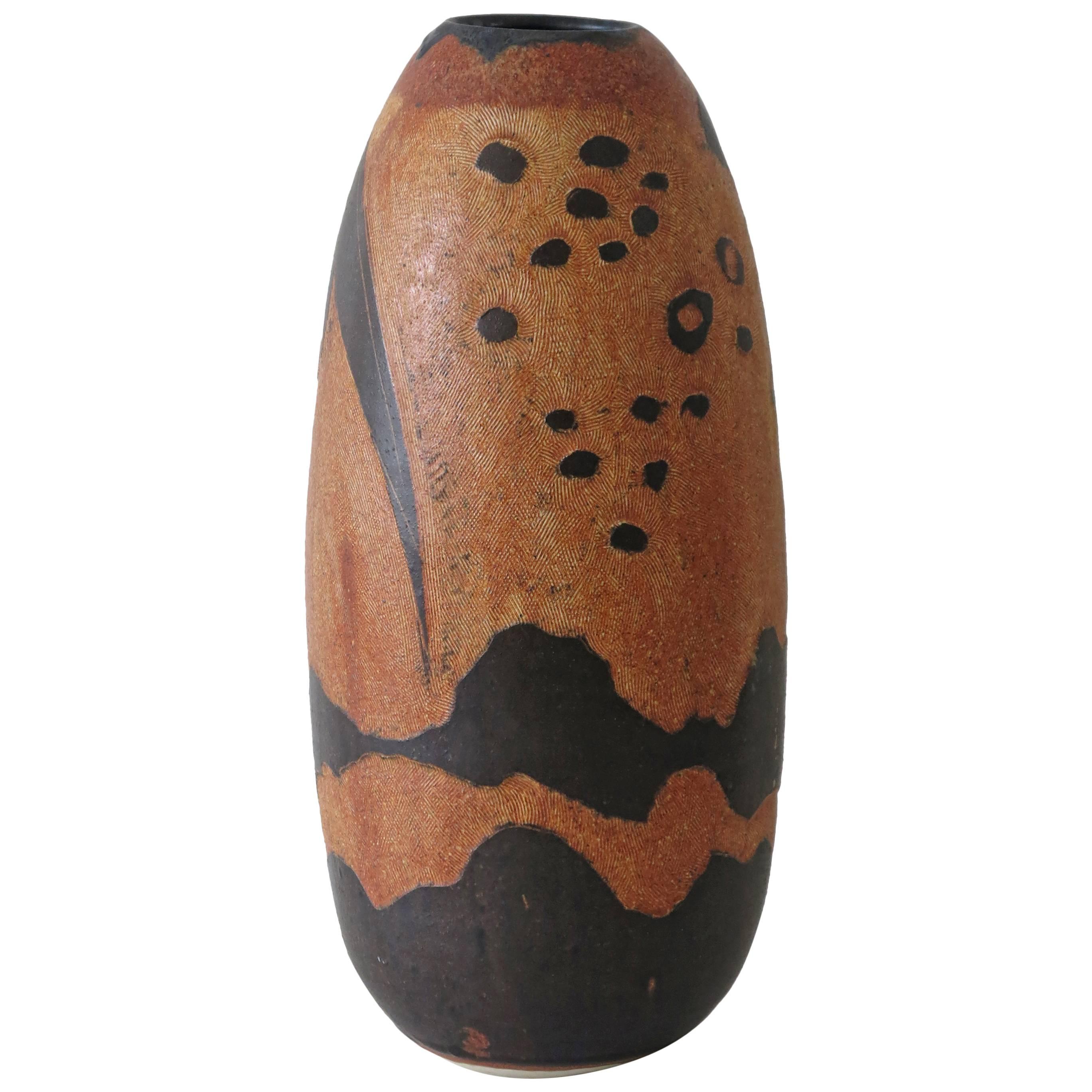 Studio Art Pottery Vaso inciso a sgraffito firmato