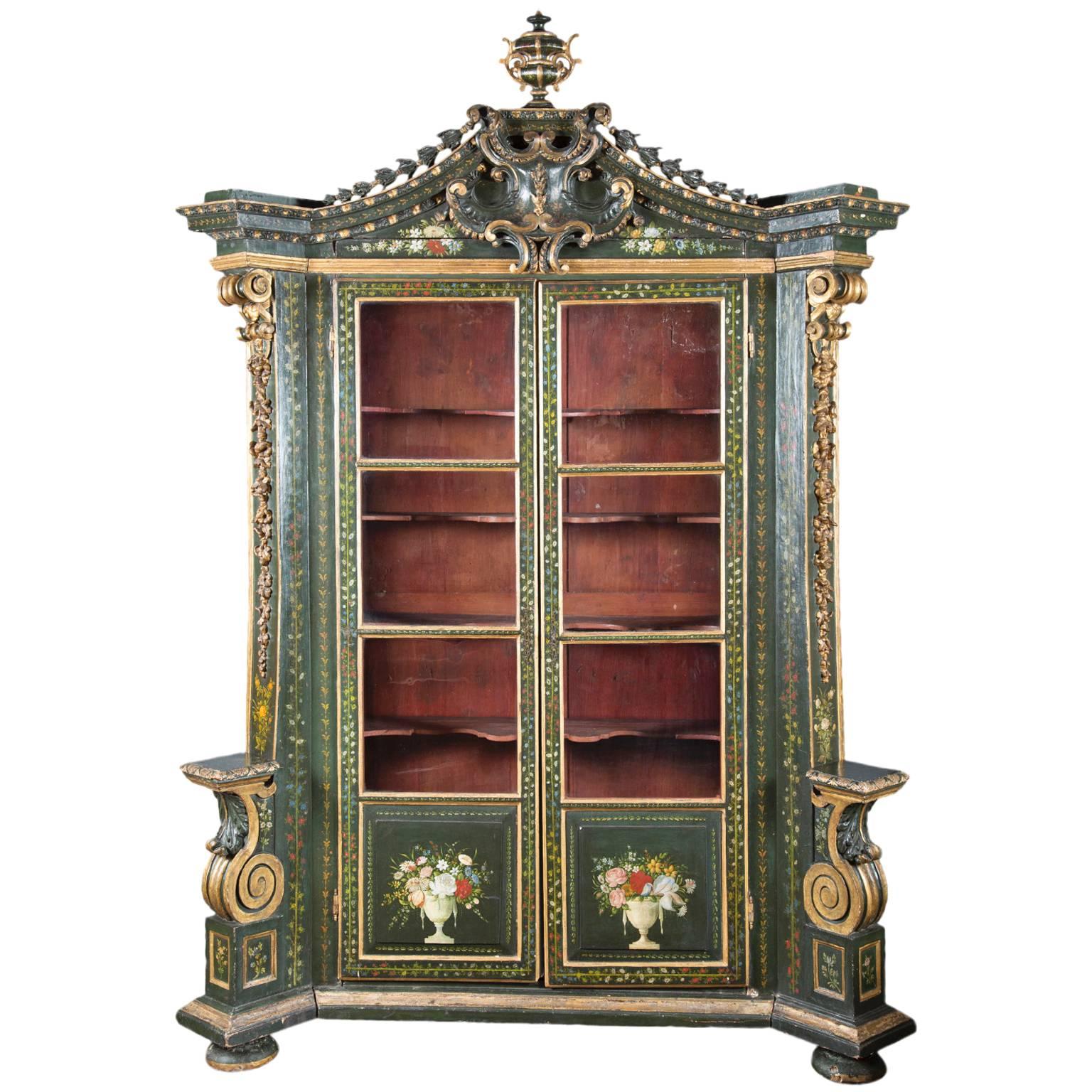 Armoire autrichienne du 18ème siècle sculptée et peinte à la main, accentuée de feuilles d'or en vente