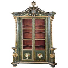 Armoire autrichienne du 18ème siècle sculptée et peinte à la main, accentuée de feuilles d'or