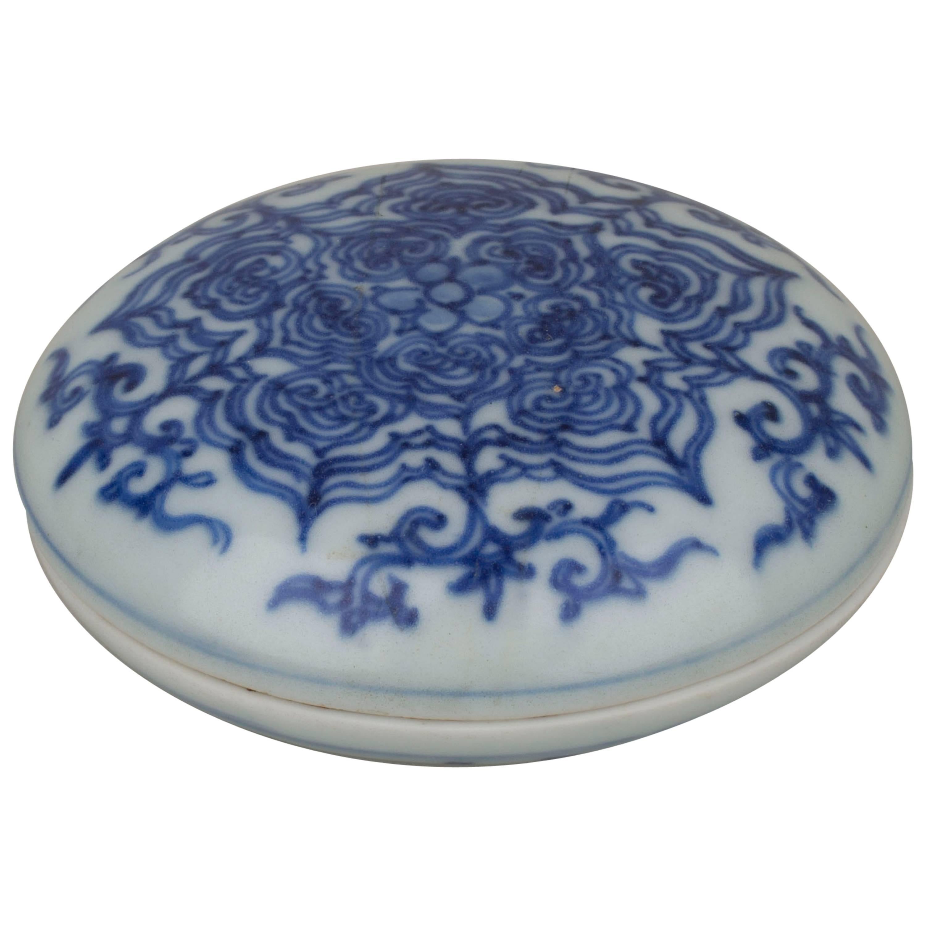 Chinese Export Porcelain Blue and White Soft Paste Box, 17th Century For Sale