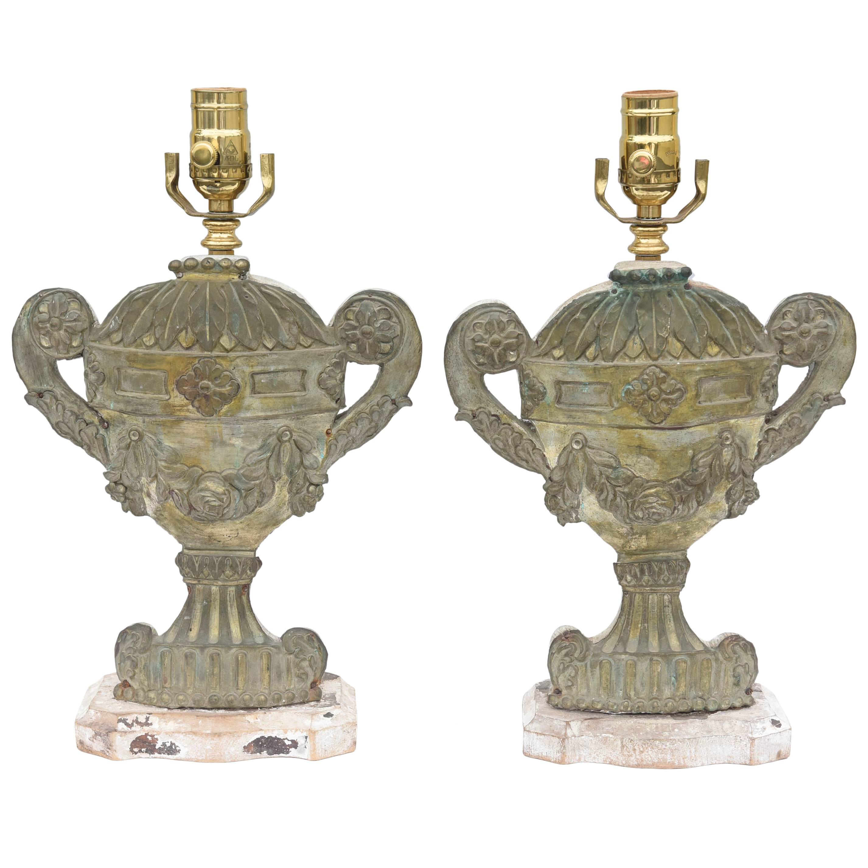 Paire de lampes en forme d'urne repoussées en bronze du 19ème siècle en vente